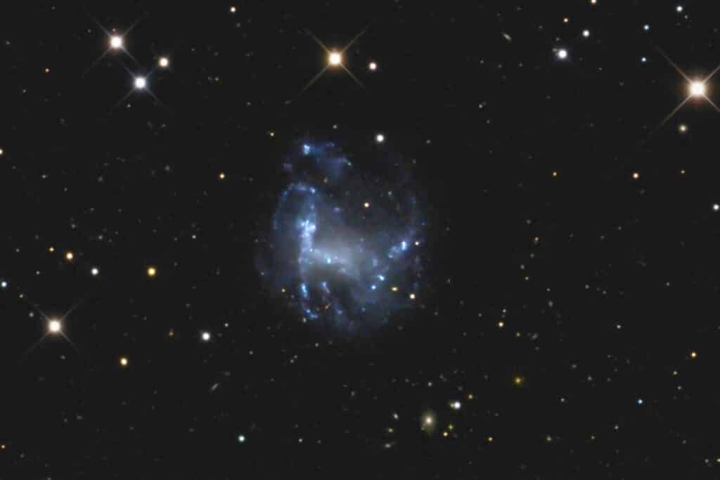 Космическият телескоп Hubble засне невероятен кадър на Галактиката Паяк