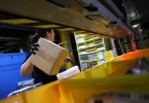 Решението на Amazon за стресираните си служители: „затворете очи и си мислете за нещо хубаво“