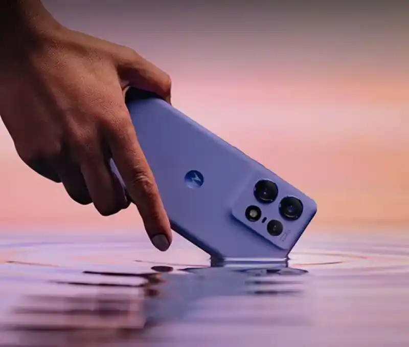 Motorola представи смартфона Edge 50 Pro за 3 със Snapdragon 7 Gen 3, усъвършенствани камери и 125W зареждане