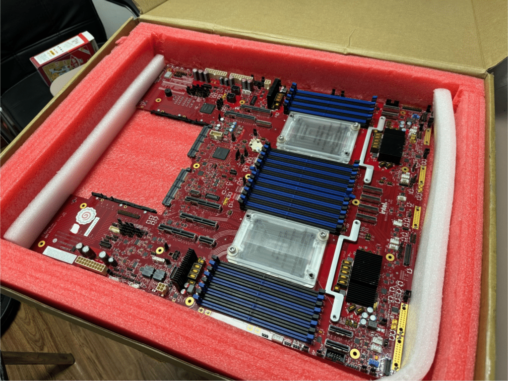 Появиха се снимки на LGA 4710 базирана референтна платка за чиповете Intel Xeon 6 Granite Rapids и Sierra Forest