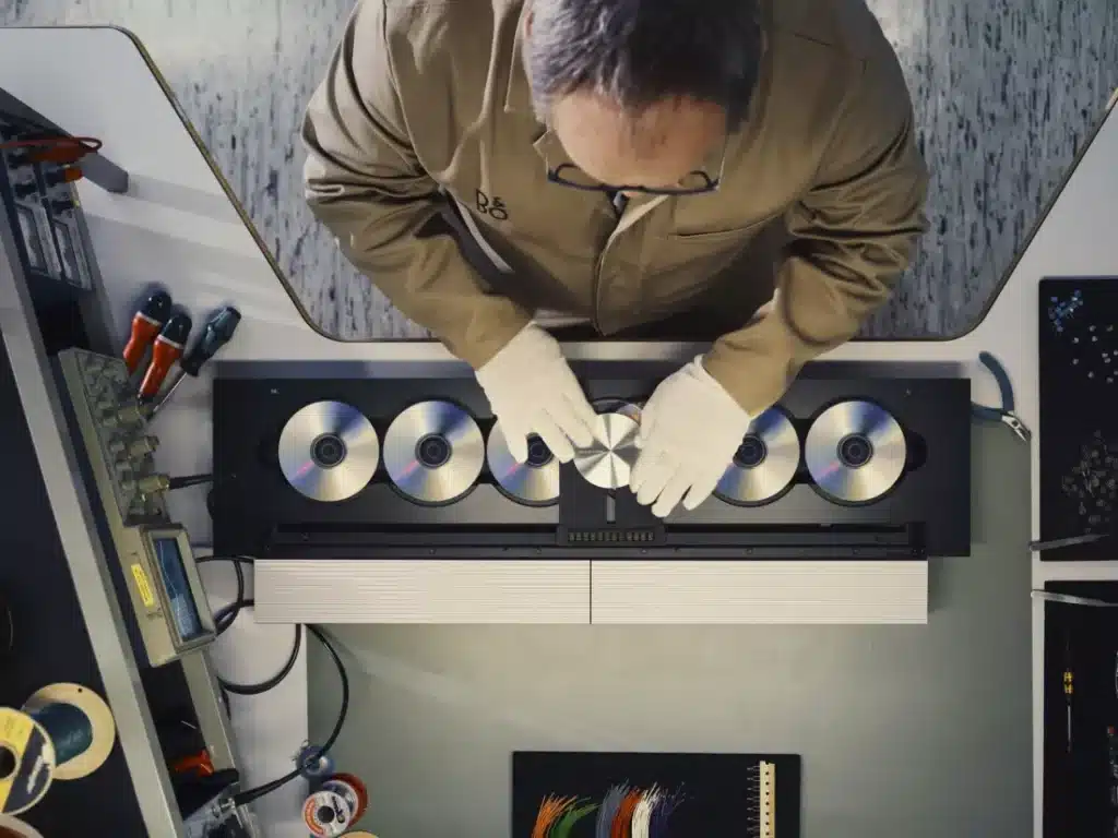 Bang & Olufsen връща емблематичния 6-дисков CD чейнджър от 90-те години