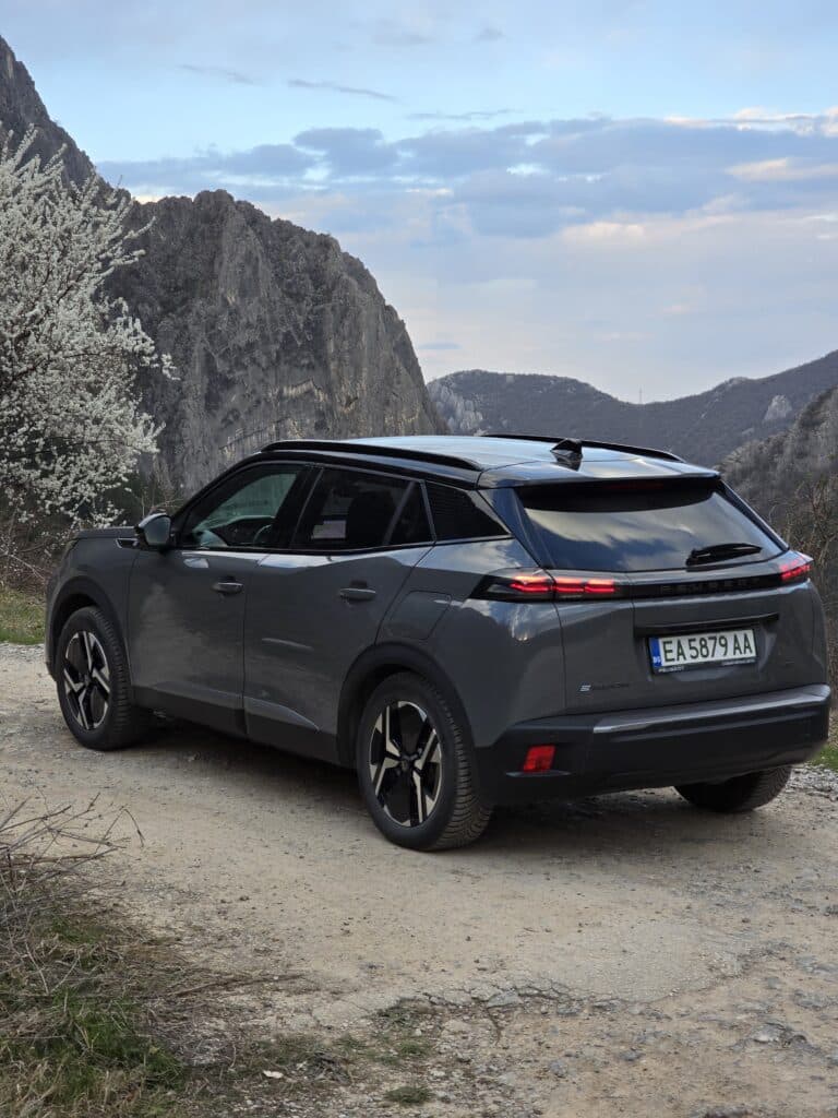 Новият Peugeot e-2008 носи редица подобрения и остава един от най-добрите семейни електромобили