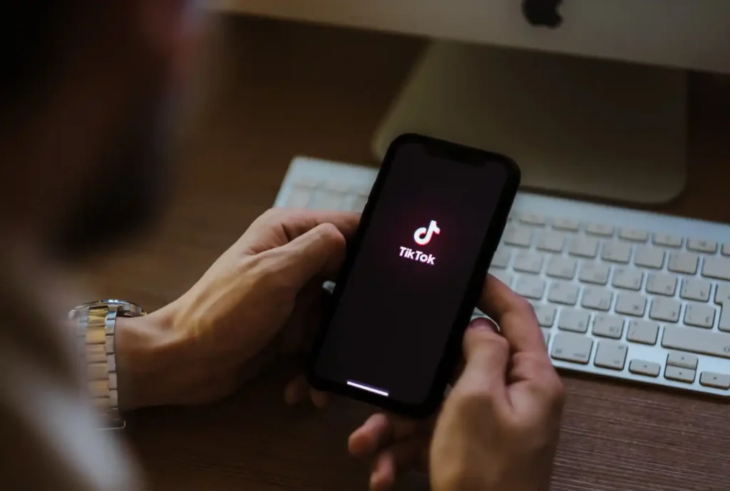 Далеч не е само забавление: как така TikTok се превърна в политически инструмент