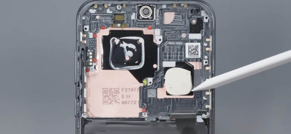 Разглобиха напълно Huawei Pura 70 Ultra и беше показана прибиращата се камера