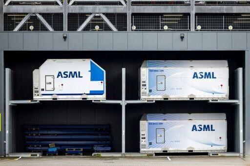 Гигантът в производството на полупроводници ASML има нов шеф и голям проблем