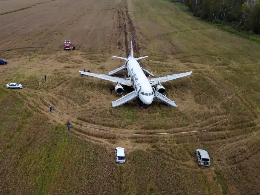 Руската авиокомпания, чийто Airbus A320 се приземи в сибирско поле, се отказа от това да го спасява