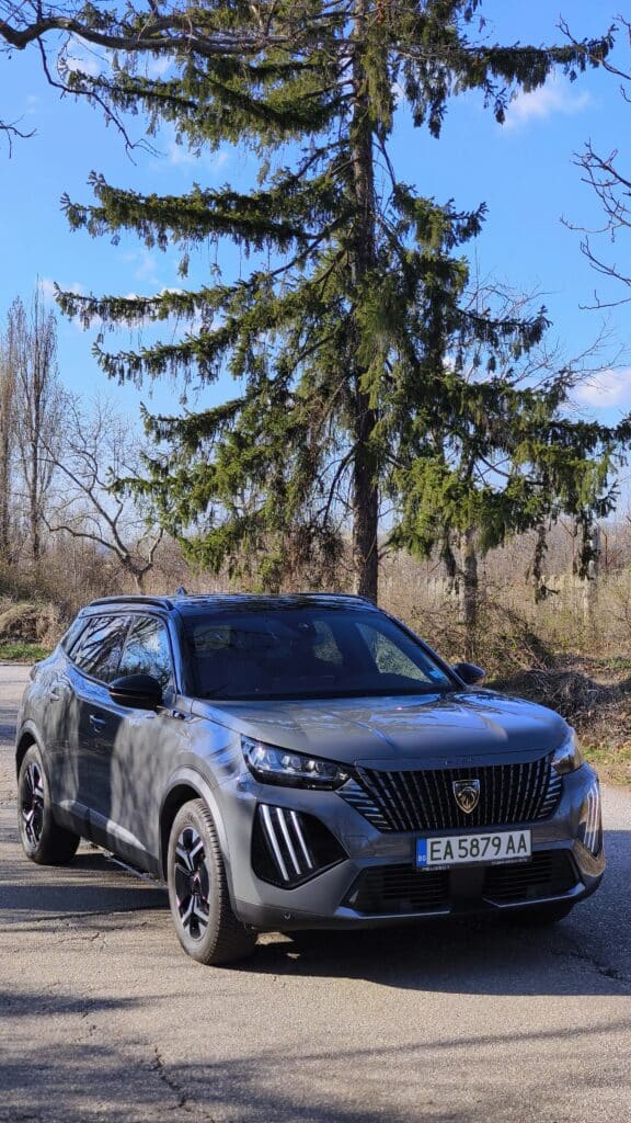 Новият Peugeot e-2008 носи редица подобрения и остава един от най-добрите семейни електромобили