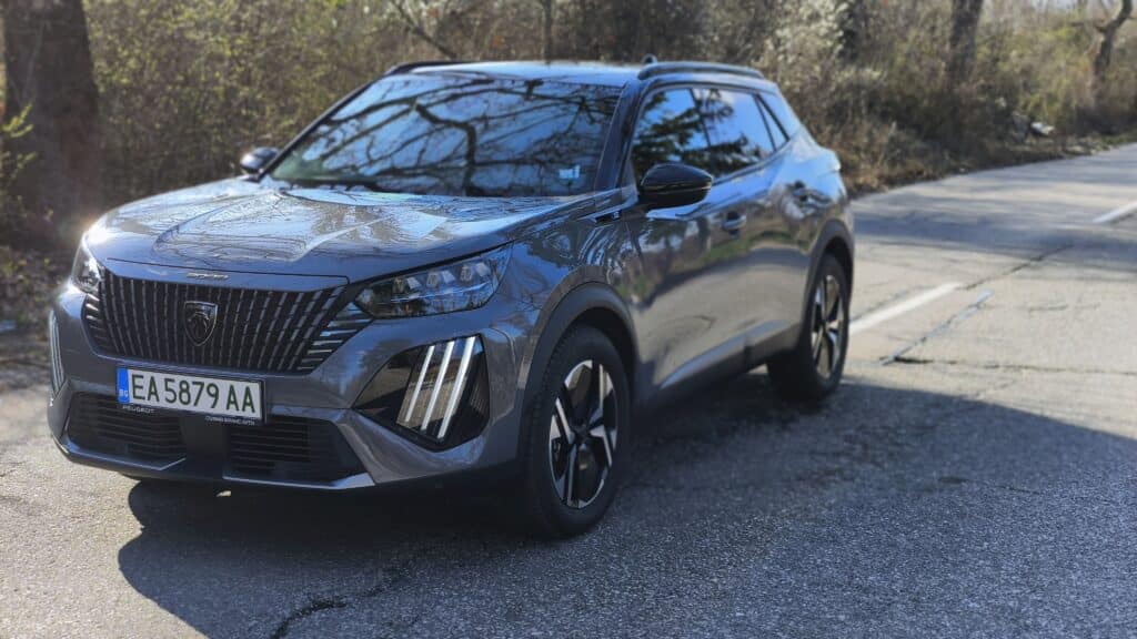 Новият Peugeot e-2008 носи редица подобрения и остава един от най-добрите семейни електромобили