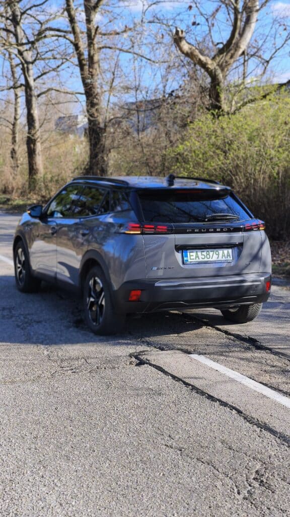 Новият Peugeot e-2008 носи редица подобрения и остава един от най-добрите семейни електромобили