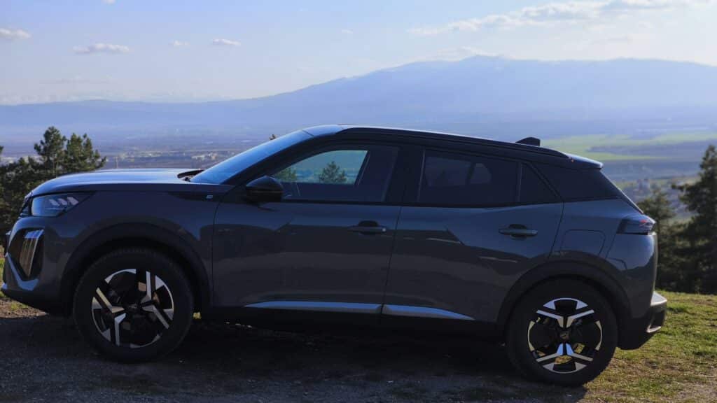 Новият Peugeot e-2008 носи редица подобрения и остава един от най-добрите семейни електромобили