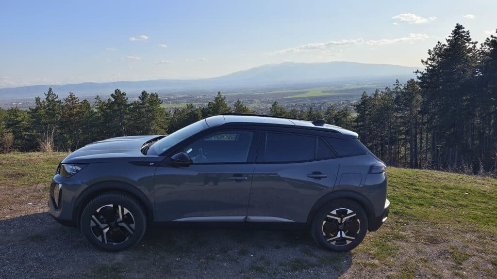 Новият Peugeot e-2008 носи редица подобрения и остава един от най-добрите семейни електромобили