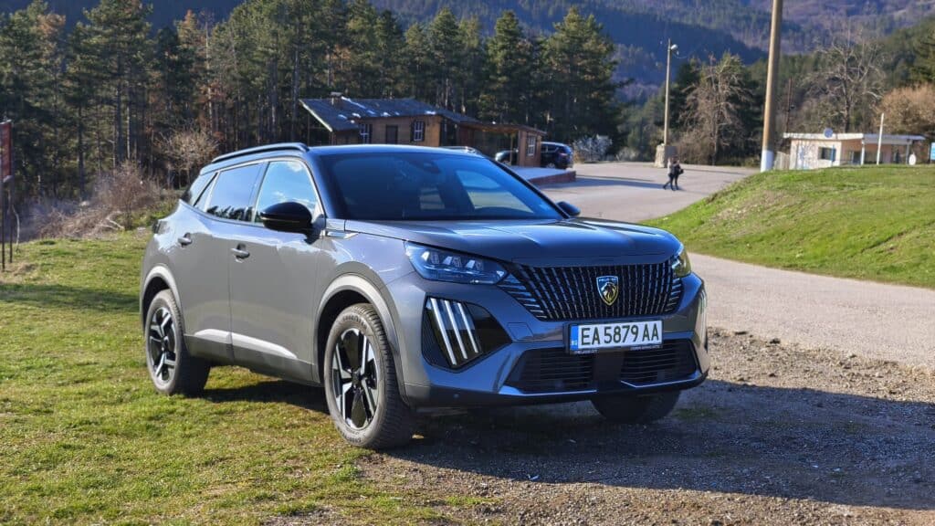 Новият Peugeot e-2008 носи редица подобрения и остава един от най-добрите семейни електромобили