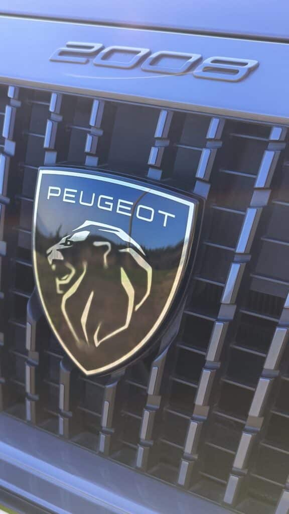 Новият Peugeot e-2008 носи редица подобрения и остава един от най-добрите семейни електромобили