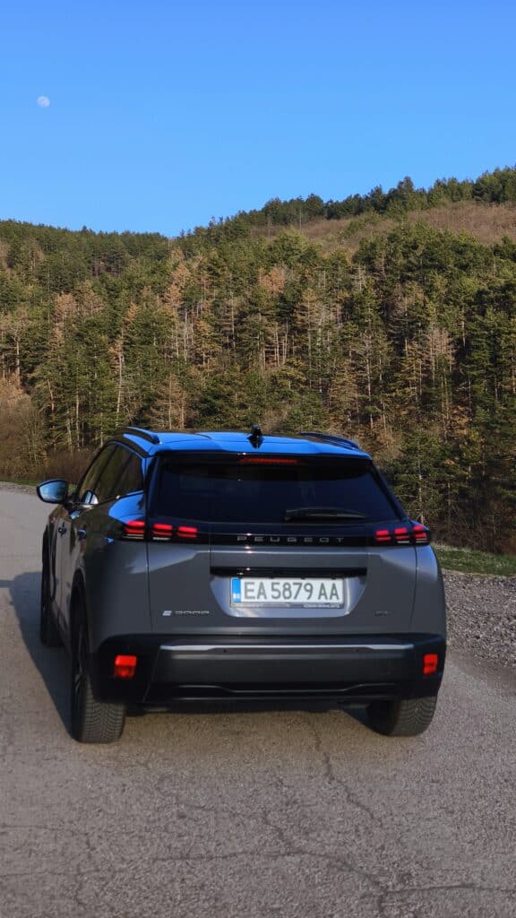 Новият Peugeot e-2008 носи редица подобрения и остава един от най-добрите семейни електромобили