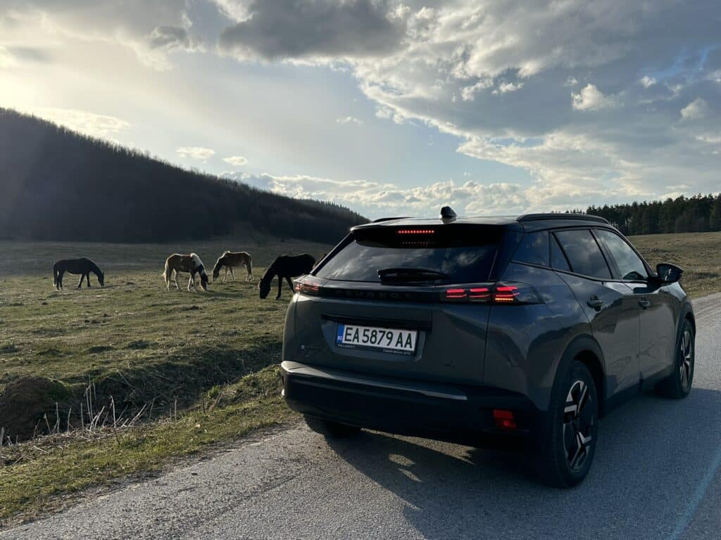 Новият Peugeot e-2008 носи редица подобрения и остава един от най-добрите семейни електромобили