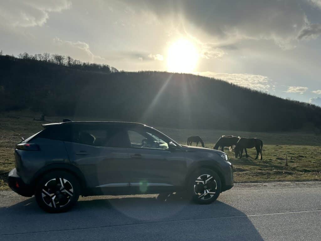 Новият Peugeot e-2008 носи редица подобрения и остава един от най-добрите семейни електромобили