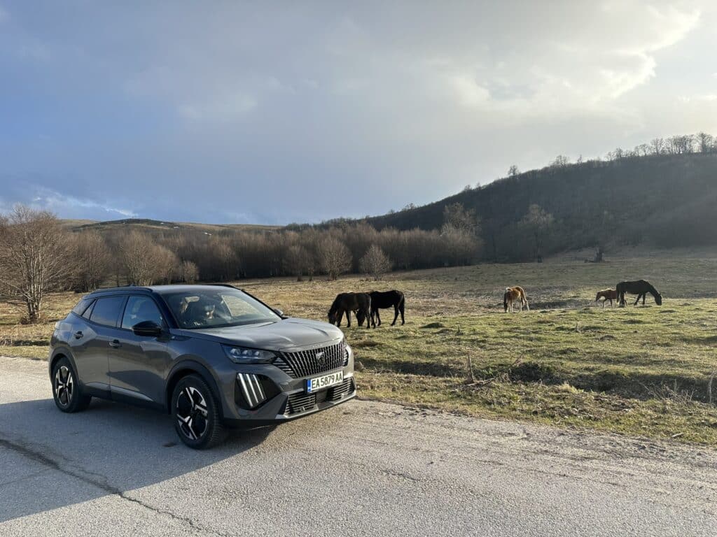 Новият Peugeot e-2008 носи редица подобрения и остава един от най-добрите семейни електромобили