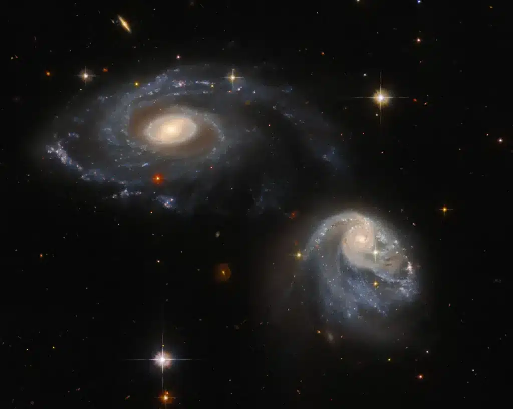 Телескопът Hubble с поглед към тясно взаимодействащи галактики
