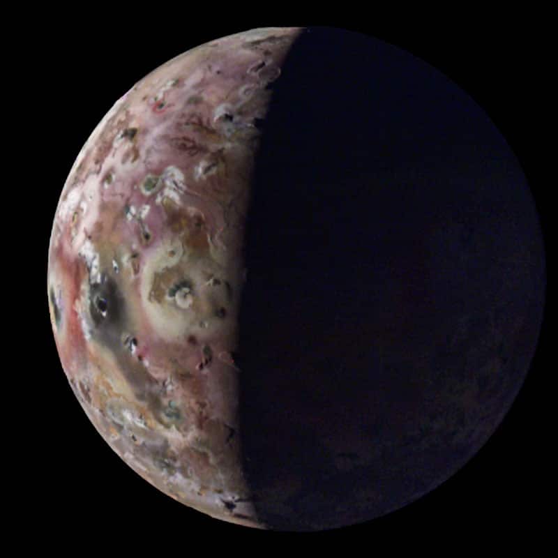 Сондата Juno на НАСА е заснела детайлно странните пейзажи на една от луните на Юпитер