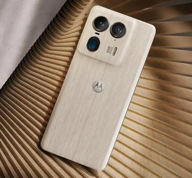 Оригинална идея: представиха Moto X50 Ultra: смартфон с топ процесор и дървен панел