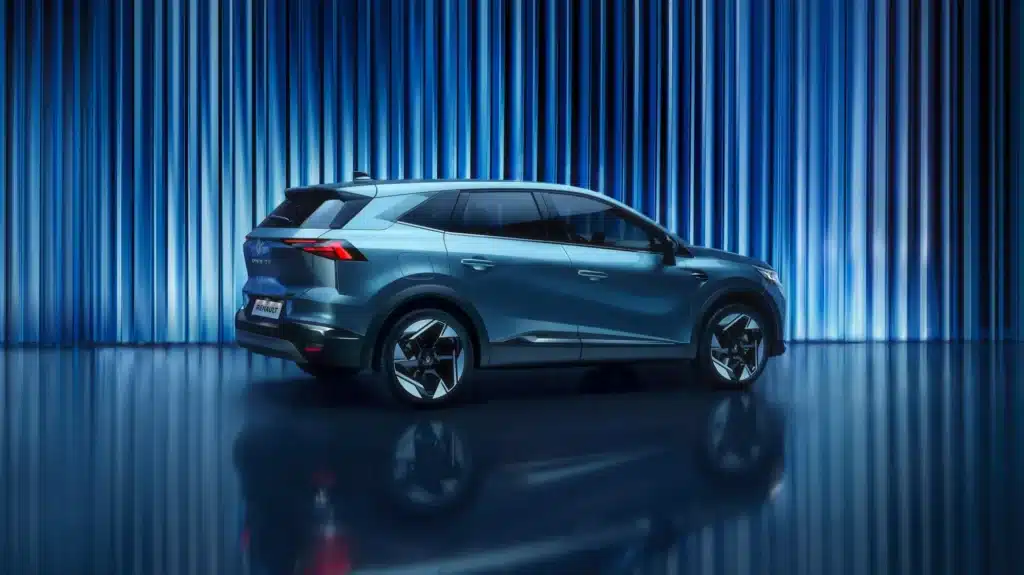 Renault предсдтави компактния кросоувър Symbioz с хибридна установка и огромен багажник