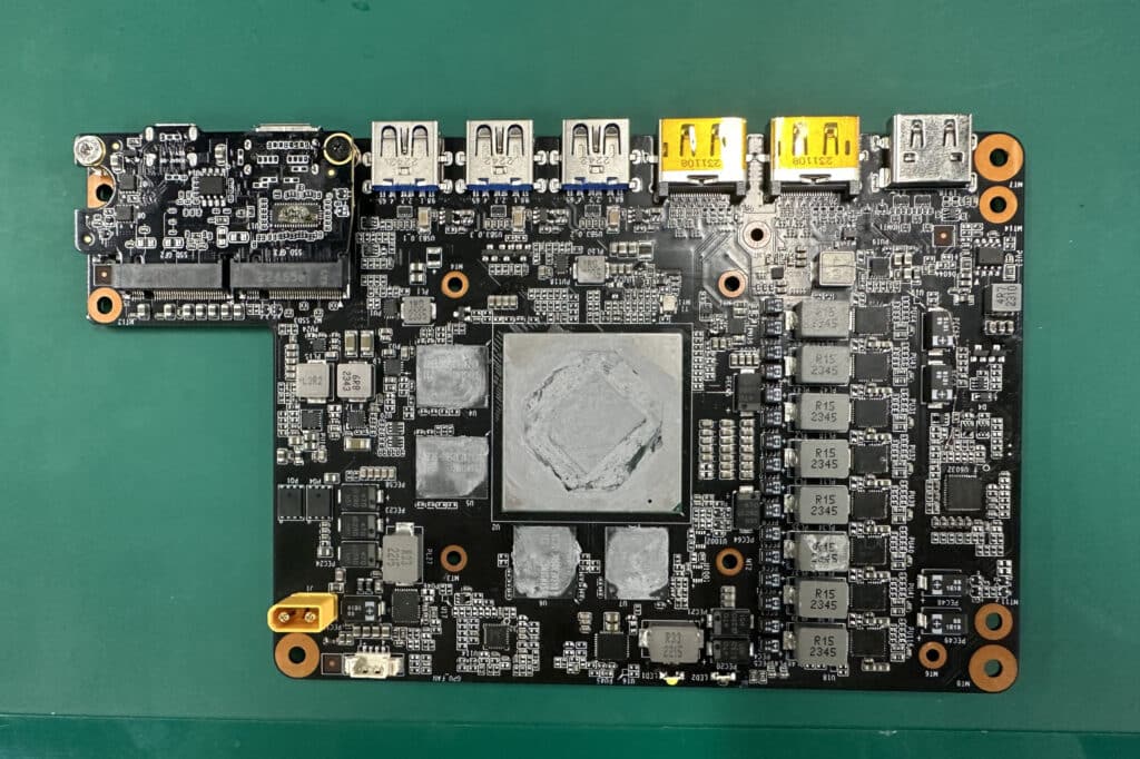 AMD анонсира Radeon RX 7650M XT – външна графична карта от AOOSTAR