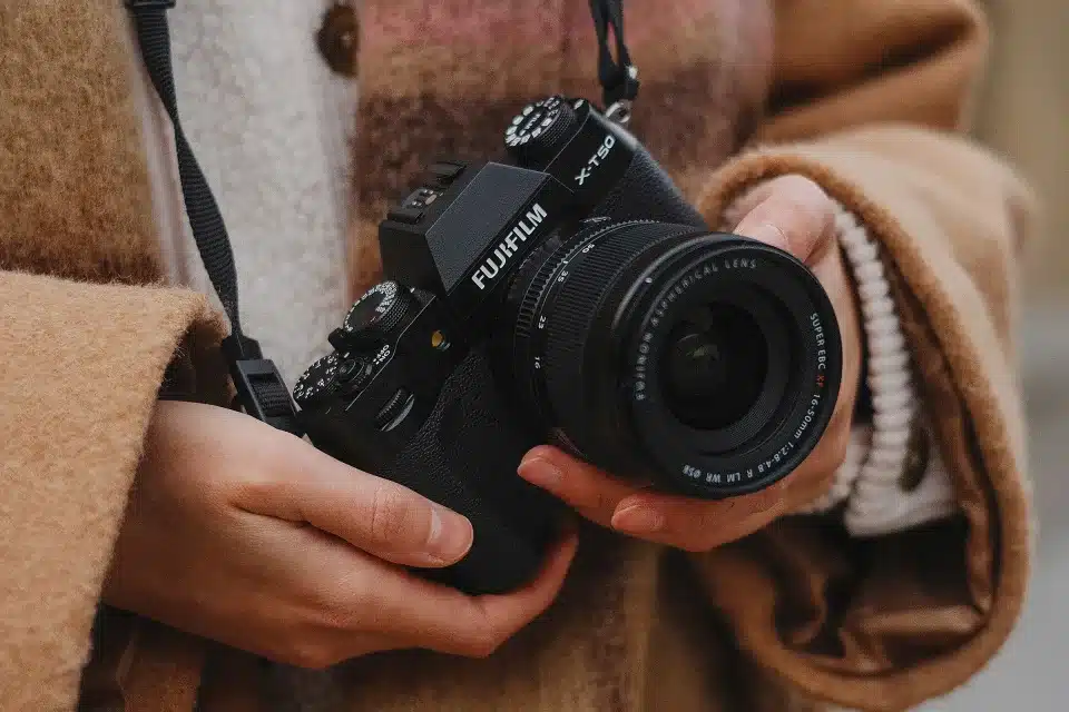 Fujifilm представи безогледалните фотоапарати X-T50 и GFX 100S II на цени 00 и 99