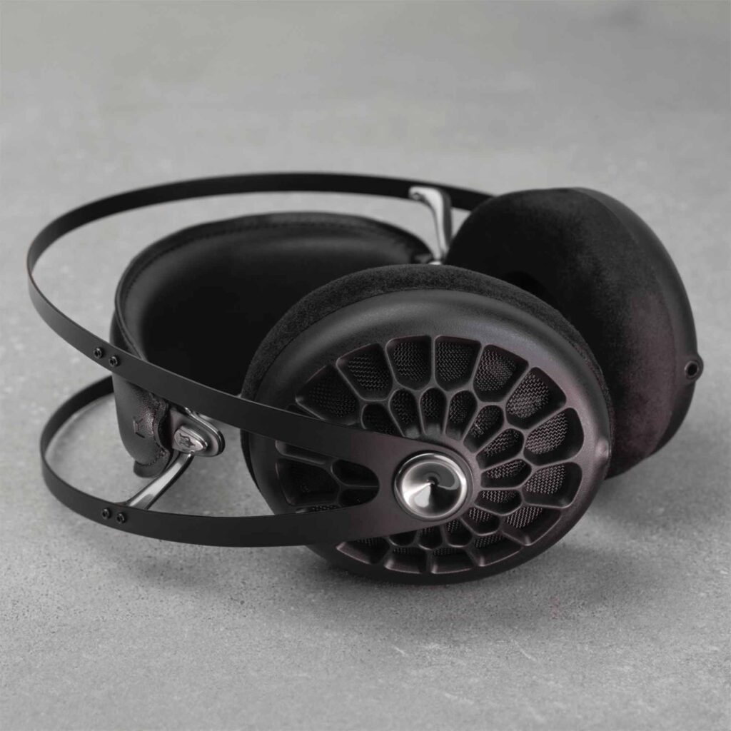 Meze представи новите си слушалки ALBA и 105 AER на High End Expo в Мюнхен