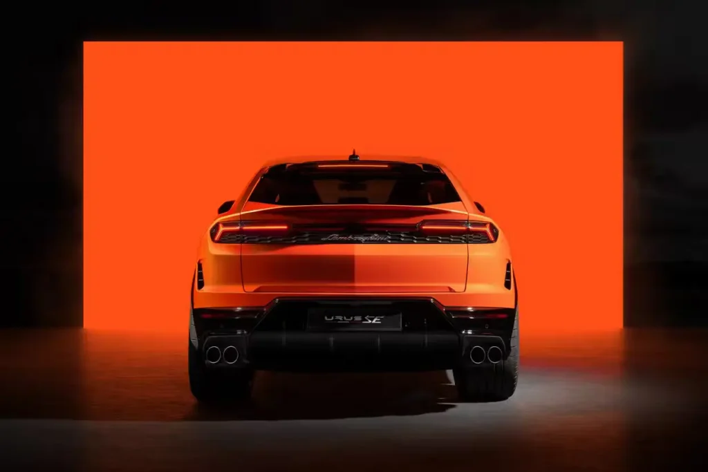 Lamborghini заменя модела Urus S с хибриден Urus SE, който разполага с близо 800 коня