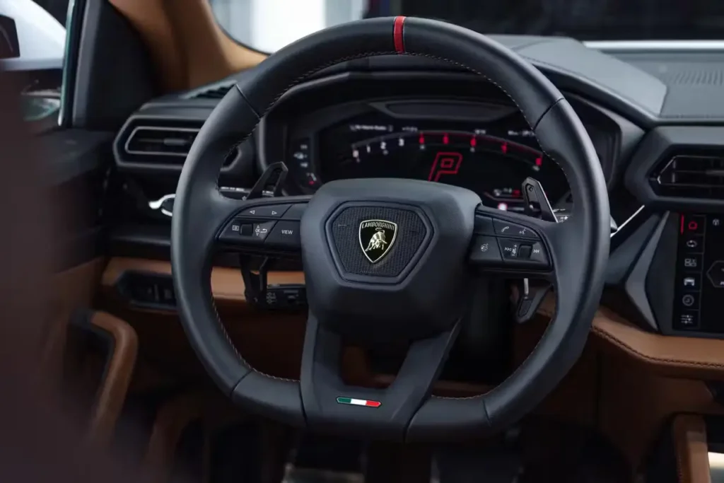 Lamborghini заменя модела Urus S с хибриден Urus SE, който разполага с близо 800 коня