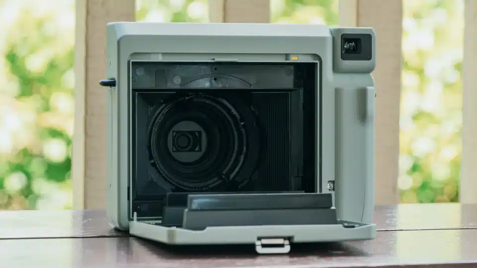 Fujifilm представи широкоформатния фотоапарат за моментни снимки Instax Wide 400