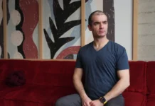 Съоснователят на OpenAI Иля Суцкевер, който помогна за отстраняването на Сам Алтман, основа собствена компания Миналата година Иля Суцкевер помогна за създаването на т.нар. екип за строг надзор в рамките на OpenAI, който имаше за цел да гарантира, че технологиите на изкуствения интелект няма да причиняват вреда