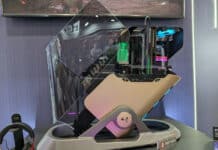 InWin показа екстравагантния корпус Signature с голям извит стъклен панел и огромна поставка