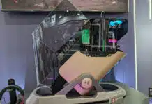 InWin показа екстравагантния корпус Signature с голям извит стъклен панел и огромна поставка