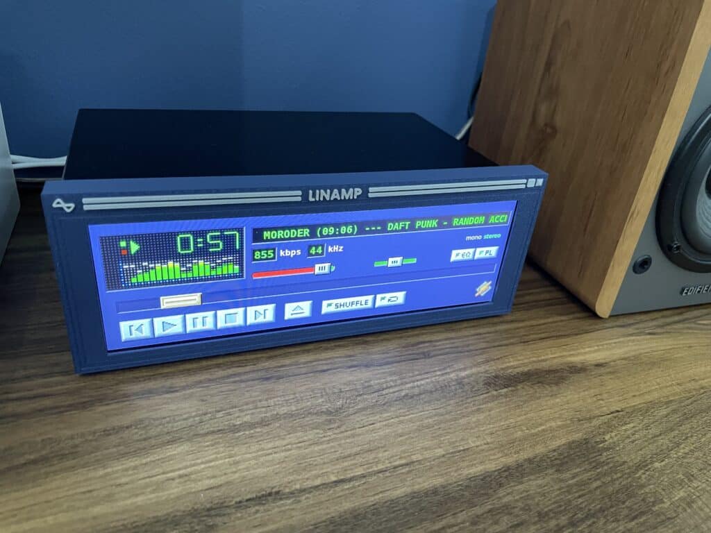 Технологичен ентусиаст „построи“ физически Winamp плейър