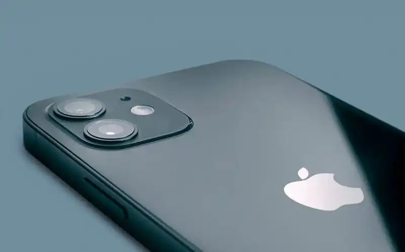 Apple възнамерява да автоматизира сглобяването на iPhone и да съкрати 50% от работниците