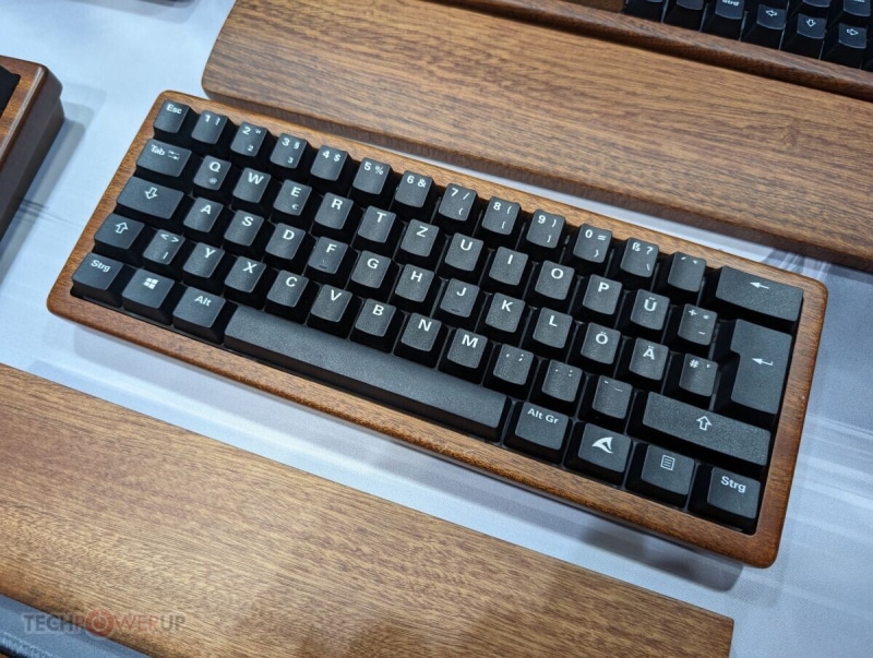 Sharkoon представи дървената геймърска клавиатура SGK50 PBT Wood