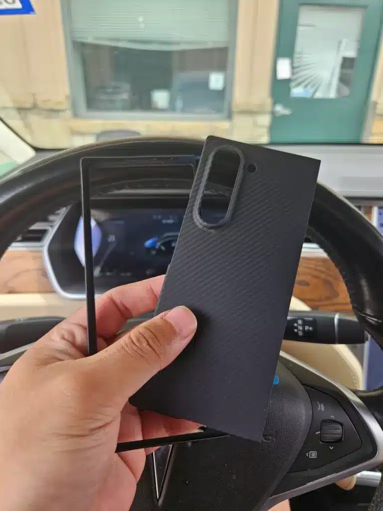Кейс за Galaxy Z Fold 6 потвърждава липсата на значителна промяна в размера на дисплея