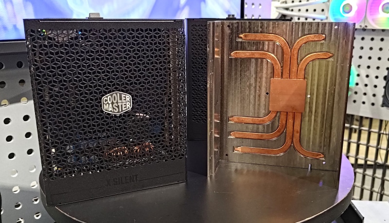 Cooler Master пусна 850-ватово захранване с пасивно охлаждане – към него се дава и 27“ геймърски монитор