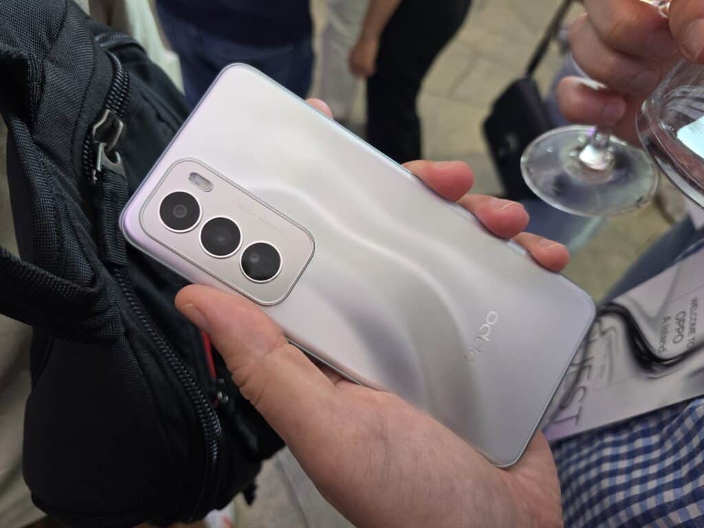 Oppo представи новите Reno 12 и Reno 12 Pro с усъвършенстван изкуствен интелект