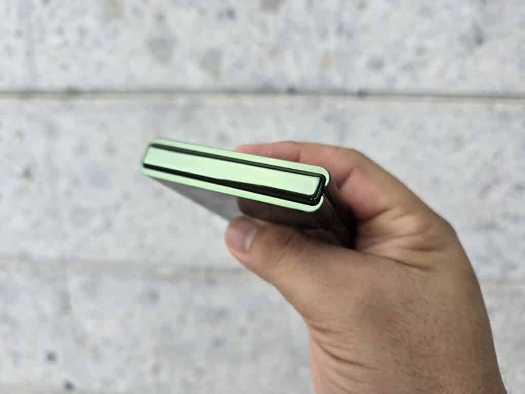 Представиха сгъваемия флагман Motorola Razr 50 Ultra с голям външен дисплей на цена от €730