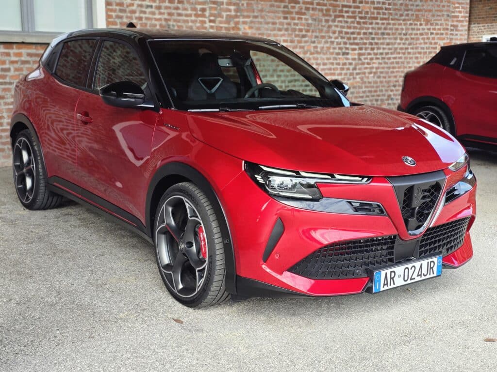 Alfa Romeo Junior: Новата ера за компанията започва с този компактен спортен автомобил