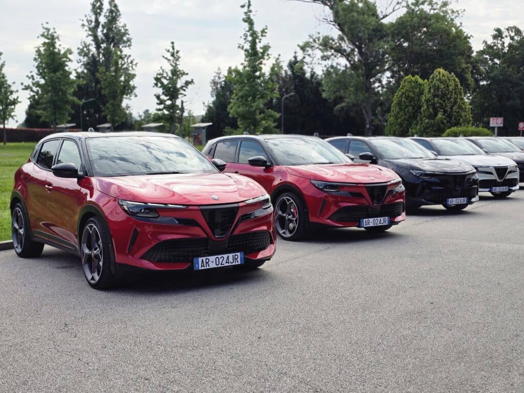 Alfa Romeo Junior: Новата ера за компанията започва с този компактен спортен автомобил