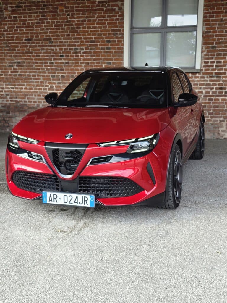 Alfa Romeo Junior: Новата ера за компанията започва с този компактен спортен автомобил