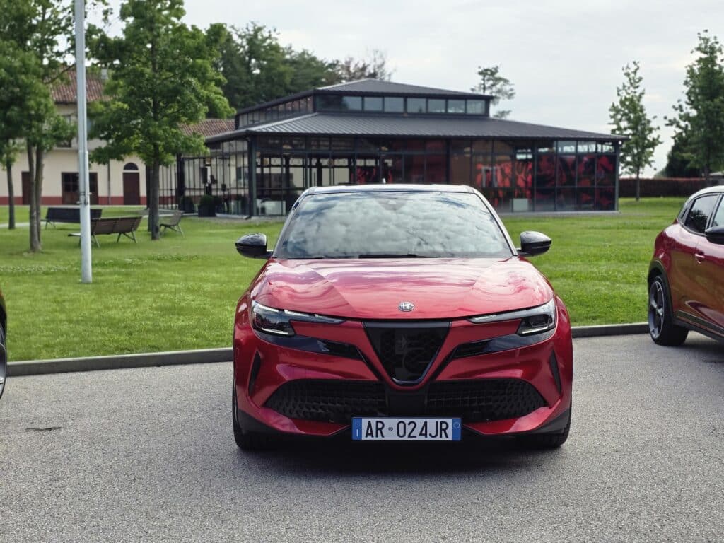 Alfa Romeo Junior: Новата ера за компанията започва с този компактен спортен автомобил