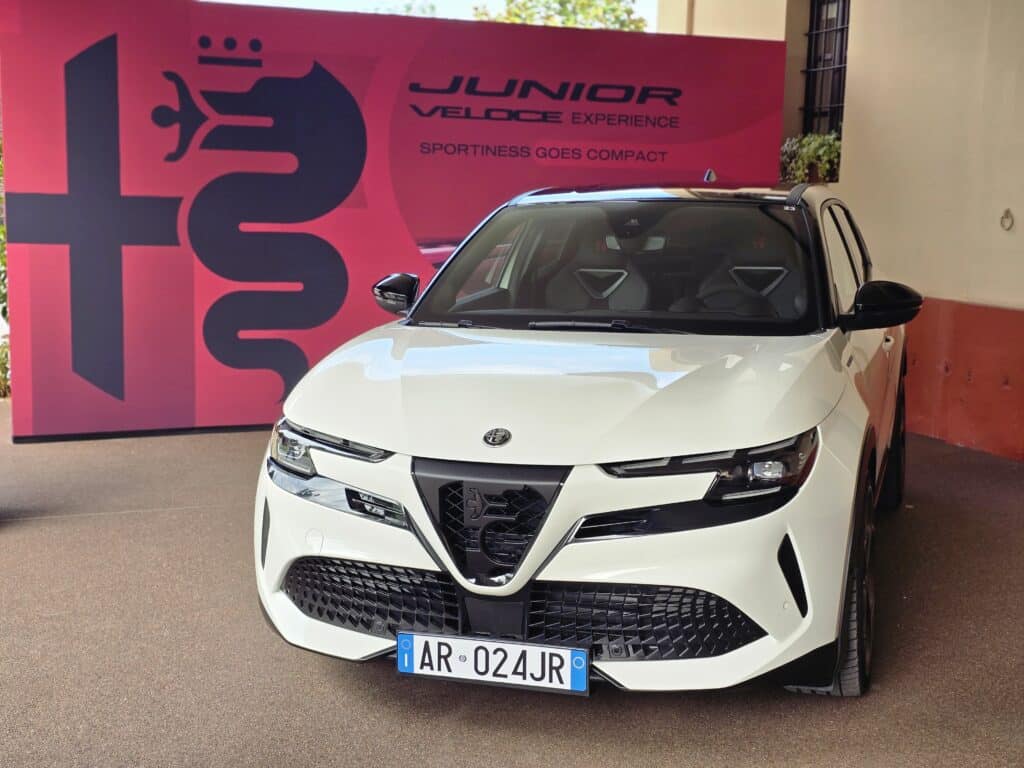 Alfa Romeo Junior: Новата ера за компанията започва с този компактен спортен автомобил