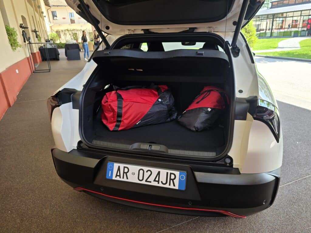 Alfa Romeo Junior: Новата ера за компанията започва с този компактен спортен автомобил