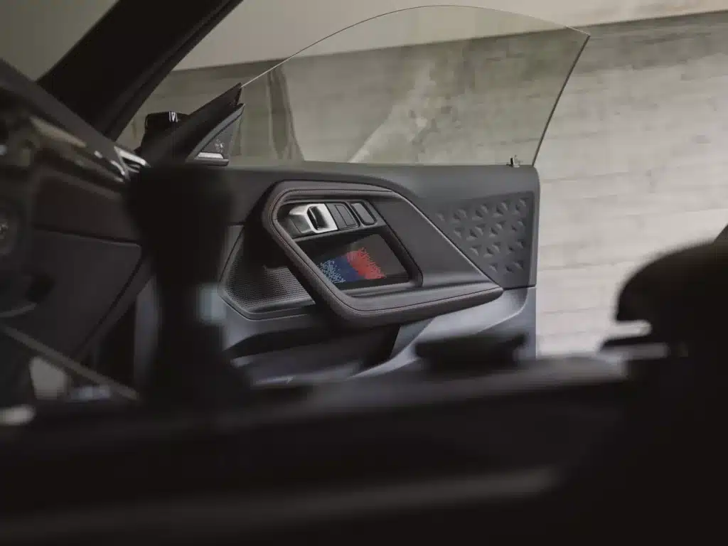 Новото BMW Серия 2 се появява с лукс и технологии, които прилягат на по-висок сегмент. И пази ръчната скоростна кутия