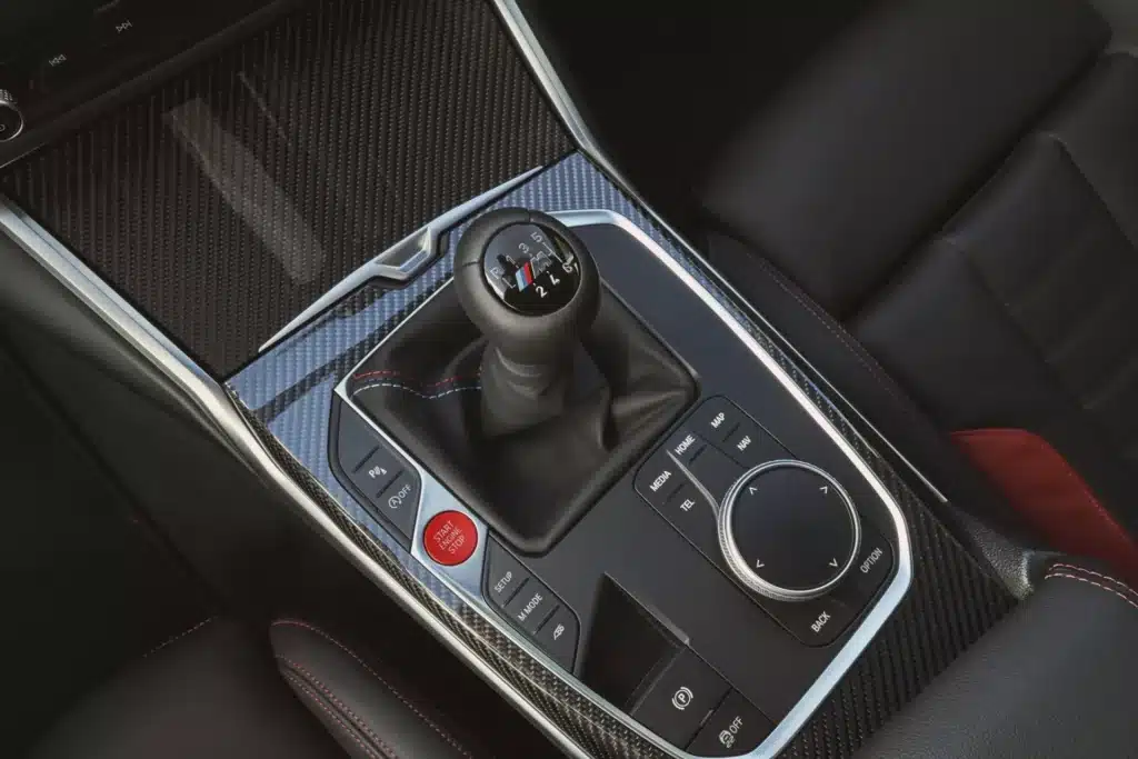 Новото BMW Серия 2 се появява с лукс и технологии, които прилягат на по-висок сегмент. И пази ръчната скоростна кутия