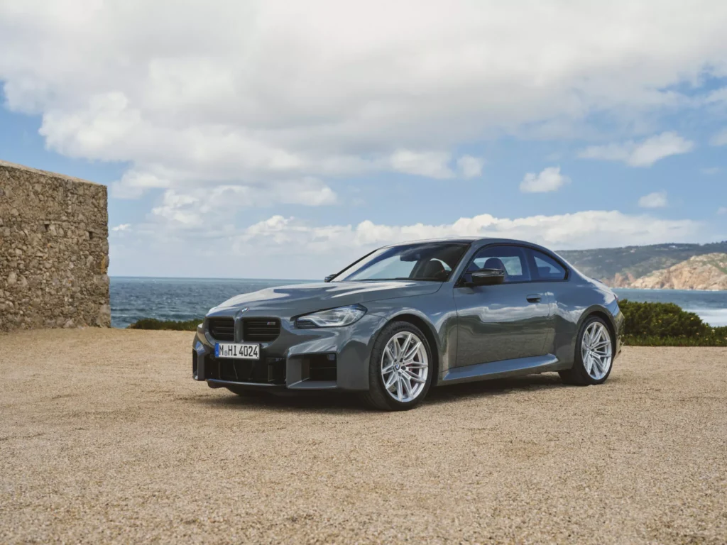 Новото BMW Серия 2 се появява с лукс и технологии, които прилягат на по-висок сегмент. И пази ръчната скоростна кутия